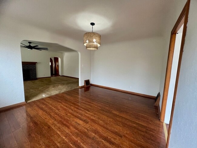 Building Photo - *** JUST REDUCED & MOVE- IN SPECIAL *** 3 Bedroom, 2 Bathroom charming Craftsman Style Home nestl...