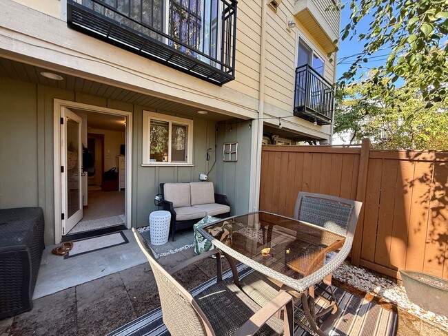 Building Photo - West Seattle Townhome