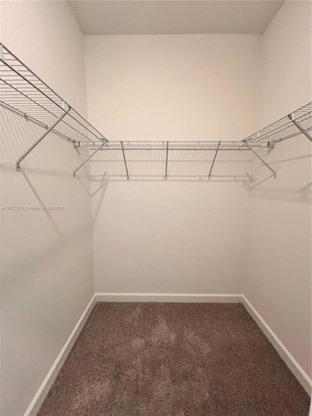 Building Photo - 714 SE 13th Ct