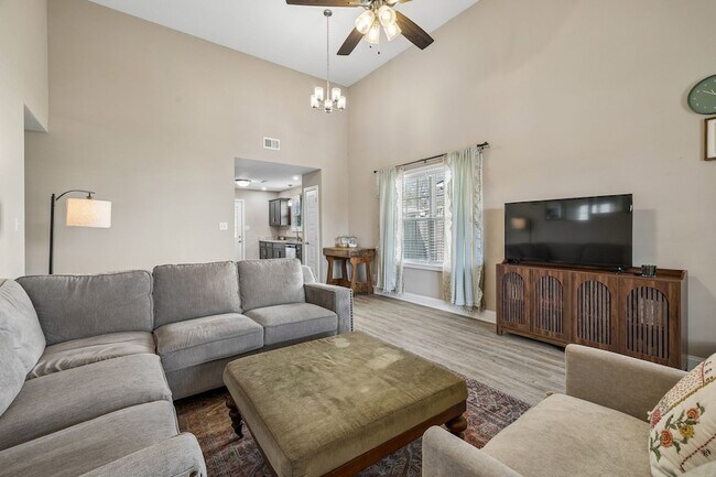 Building Photo - 833 Lutz Ln