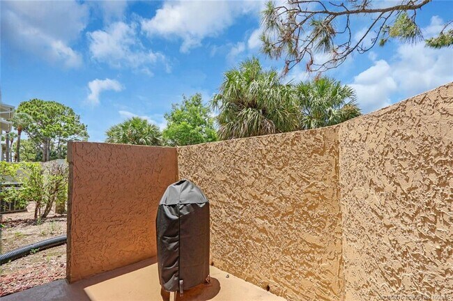 Building Photo - 1504 SE Royal Green Cir