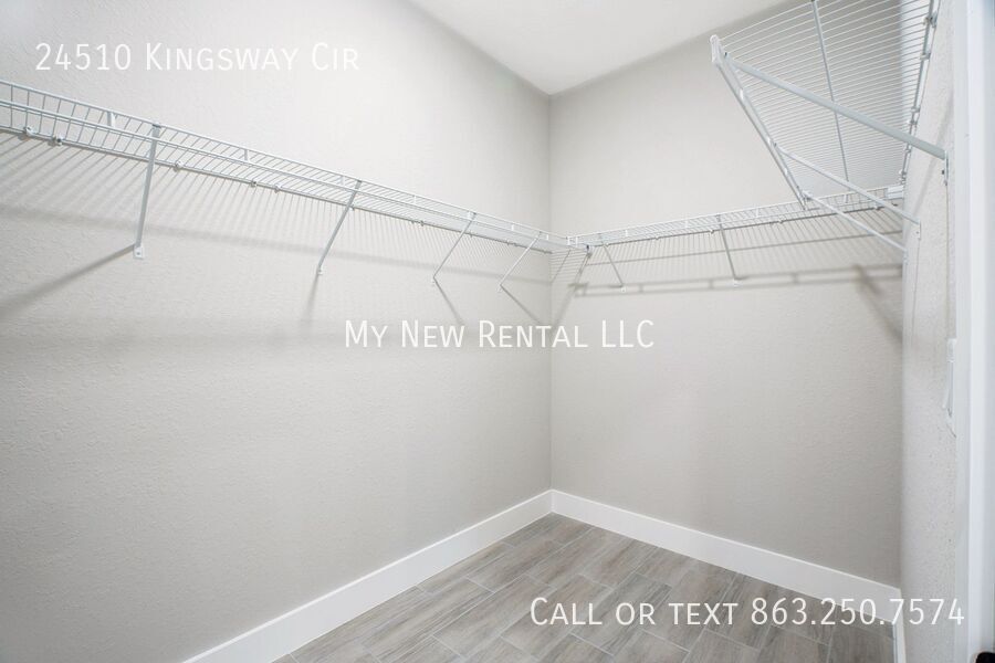 Building Photo - 24510 SW Kingsway Cir