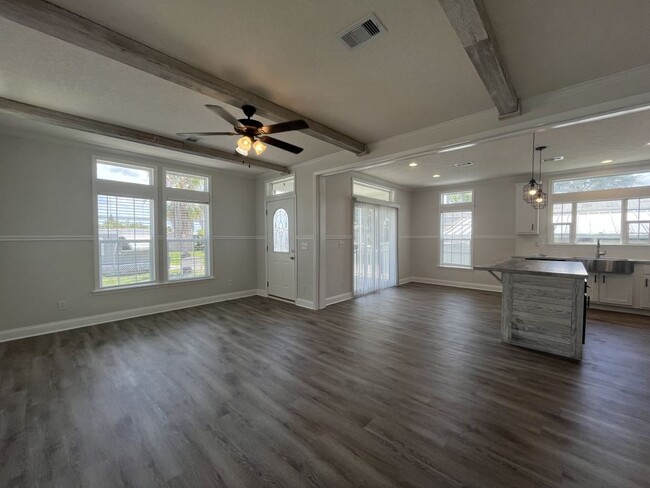 Building Photo - 535 Zebra Dr