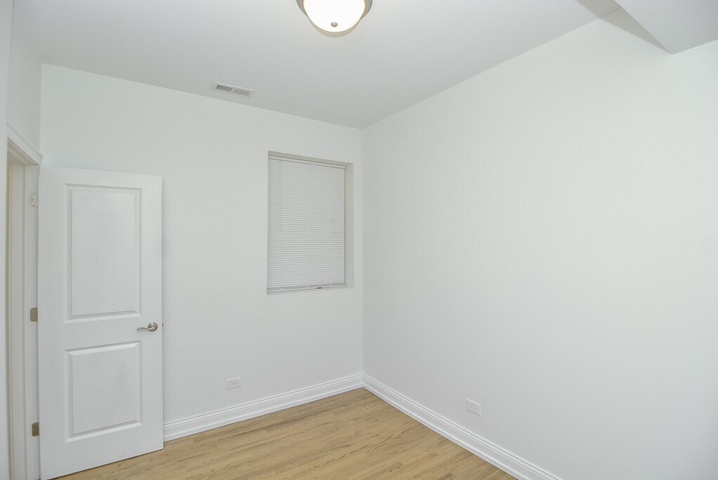 Building Photo - 4911 W Cuyler Ave