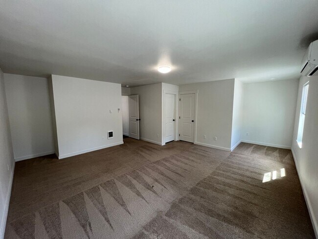 Building Photo - 4.5 Bathrooms ! 4 large bedrooms! Close to CWU