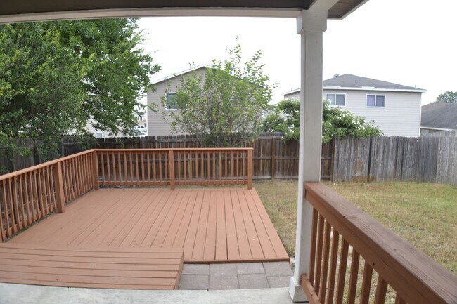Building Photo - Beautiful 4 bedroom 3 bath 2 car garage ho...