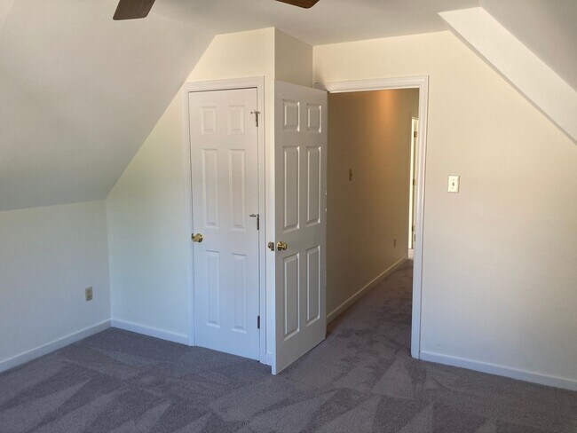 Building Photo - Lovely Four Bed Two and Half Bath Home in ...