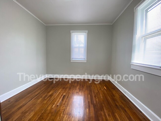 Building Photo - Fully Remodeled 2 bedroom Beauty with Spac...