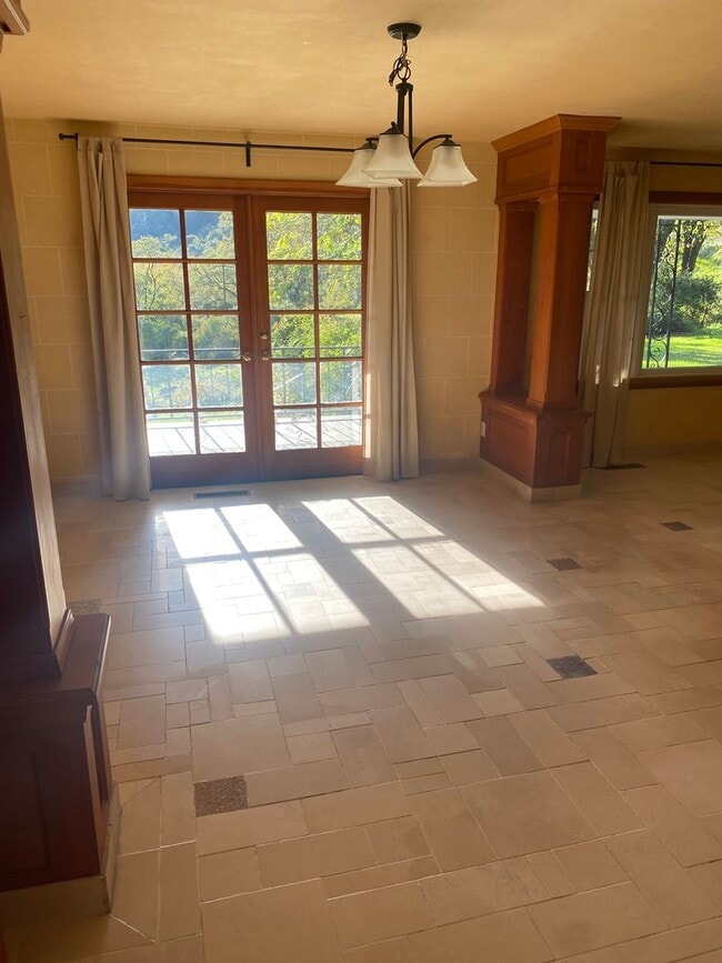 Building Photo - 2 bedroom , 3 bath Home on a Peaceful 25 acre parcel close to town