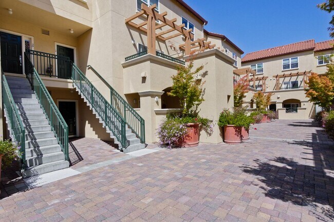 Building Photo - Downtown Mountain View l Stylish Home