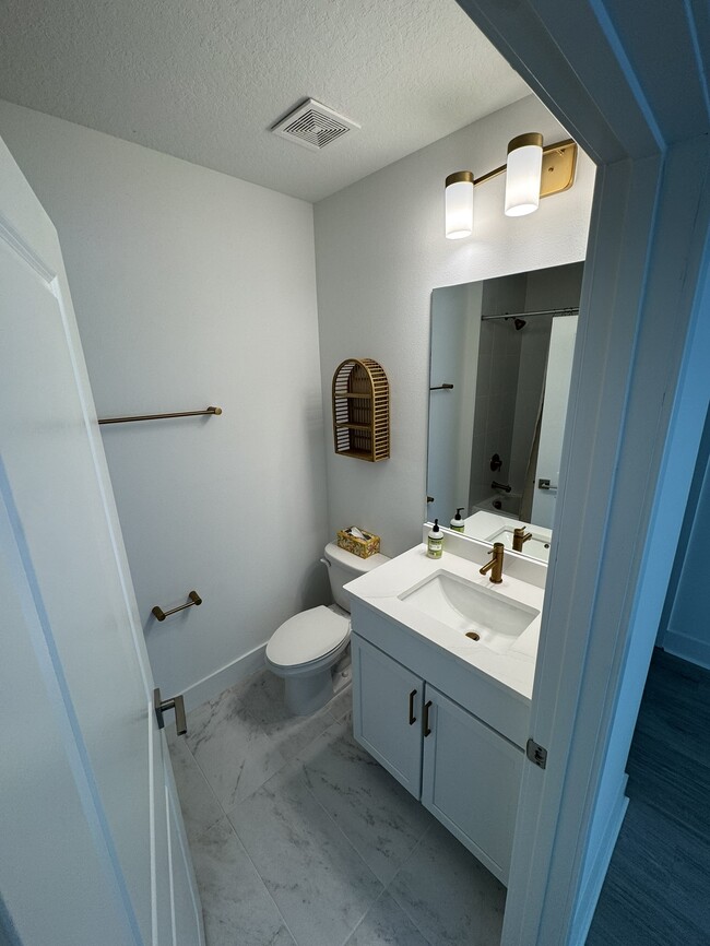 First floor guest full bathroom - 2506 W Cleveland St