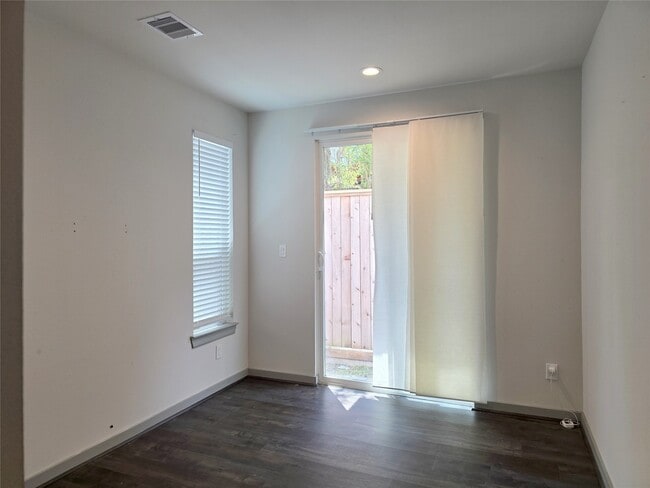 Building Photo - 611 Emile St