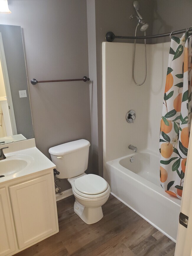Full guest bathroom in upstairs hallway. - 42 Gr-Pd-51