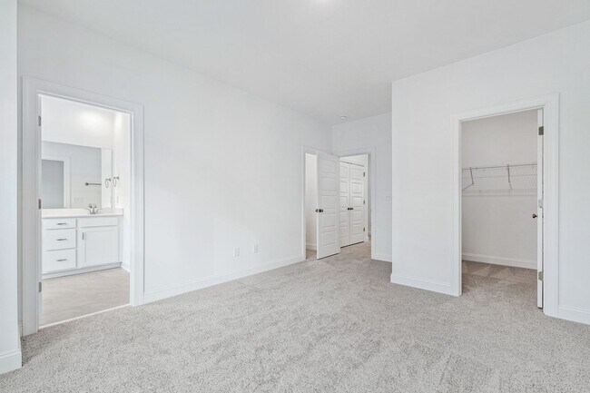 Building Photo - Stunning 4-Bedroom Home for Rent in Prime Cary Location!