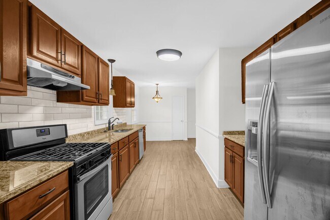 Building Photo - Beautiful 3 bedroom 2 1/2 bathroom Home with a Fenced-in Backyard in Winston!