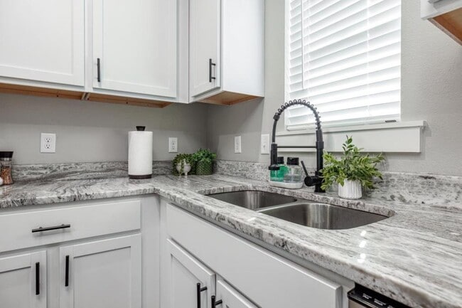 Building Photo - 117 Lookout Point