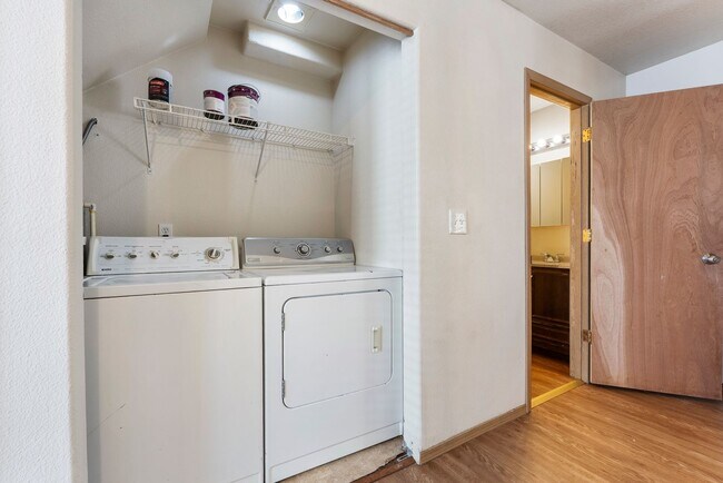 Building Photo - Spacious 2-Bedroom Townhome in SE Portland