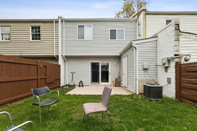 Building Photo - Beautifully remodeled two-level townhouse located in the desirable Irongate Community,