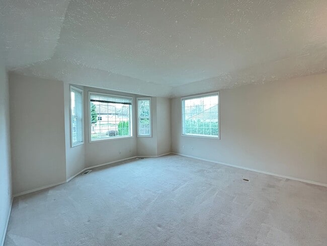 Building Photo - Clackamas Ranch 3 bedroom 2 bathroom - W/D...
