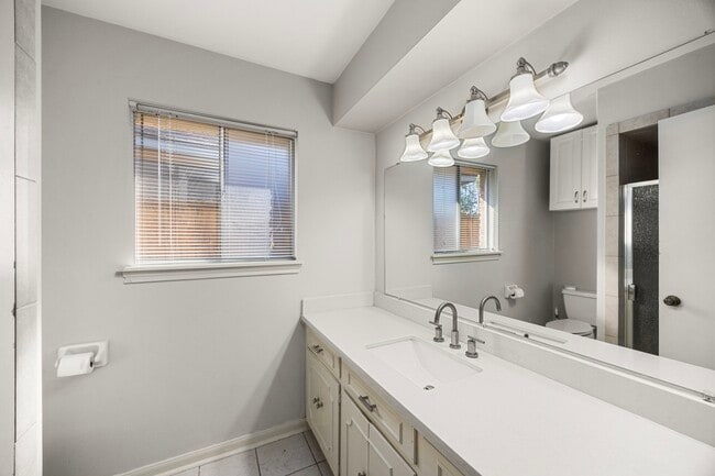 Building Photo - 11223 Oak Spring Dr