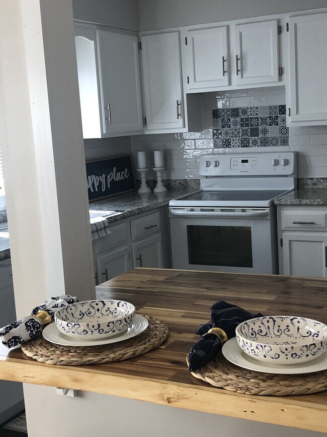 Building Photo - 7398 Eisenhower Dr