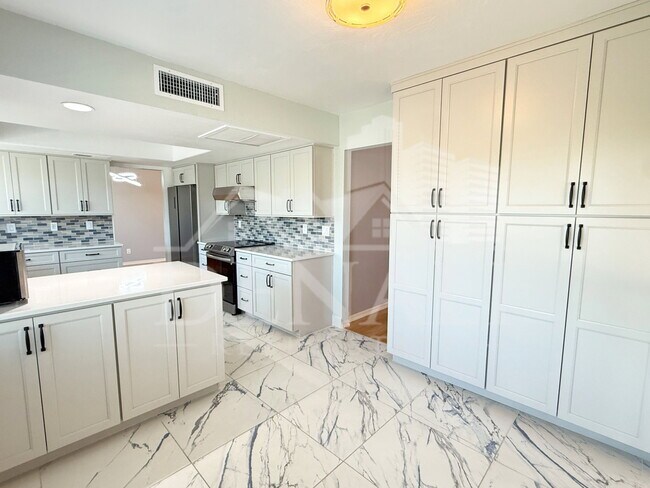 Building Photo - 811 E Chilton Dr