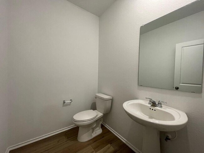 Building Photo - 433 Sebring Cir