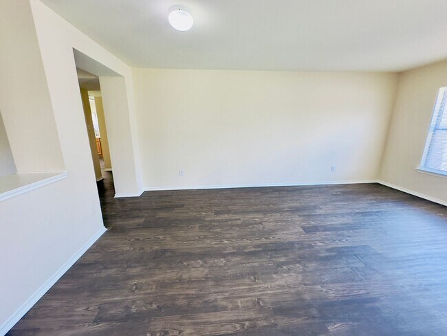 Building Photo - Spacious 4-Bedroom Home in Westwood – Lean...