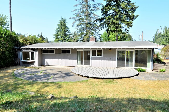 Building Photo - Bright Split Entry Home with Modern Updates