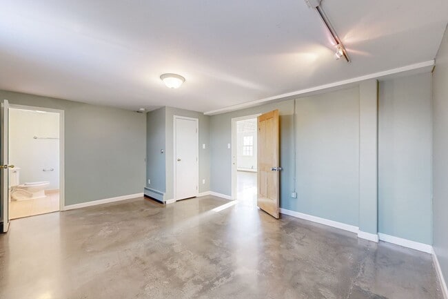 Building Photo - HUGE Spacious 3bd/2bth Full Top Floor Unit, In unit Laundry Available Now