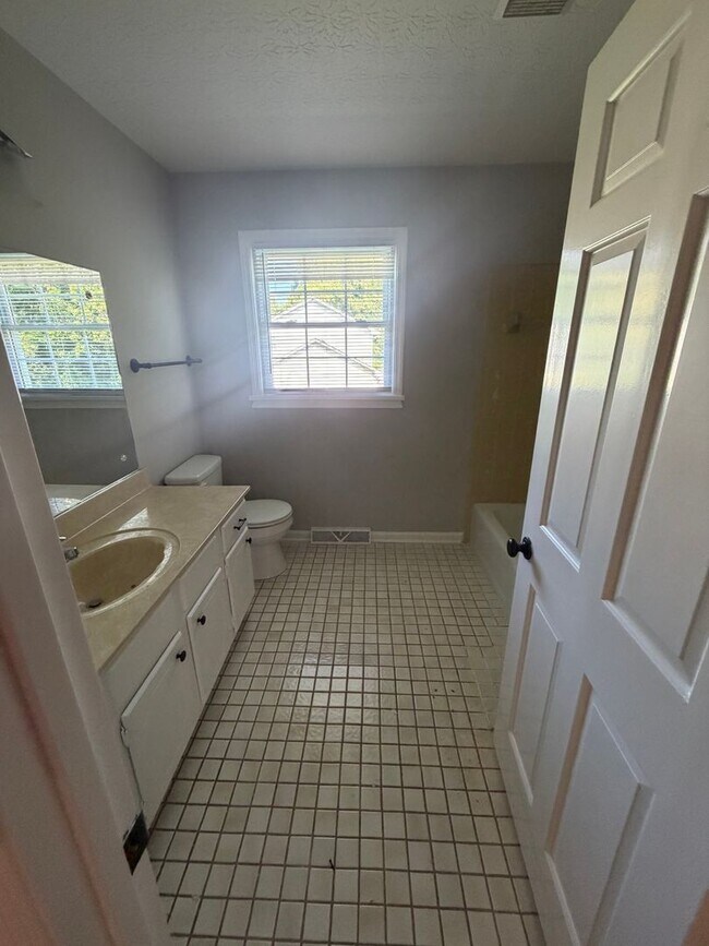 Building Photo - 3 Bedroom 3 Bathroom For Rent