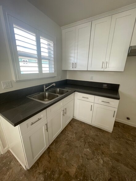 Building Photo - 1631 Del Amo Blvd