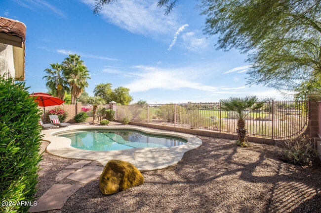 Building Photo - 3725 E Meadowview Dr