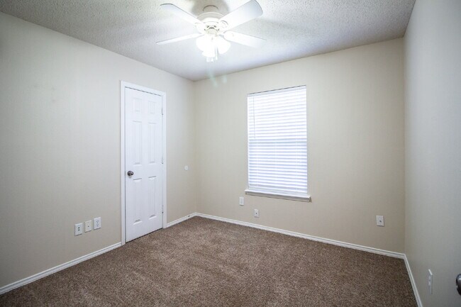 Building Photo - "Charming 3-Bed, 2-Bath Home!"