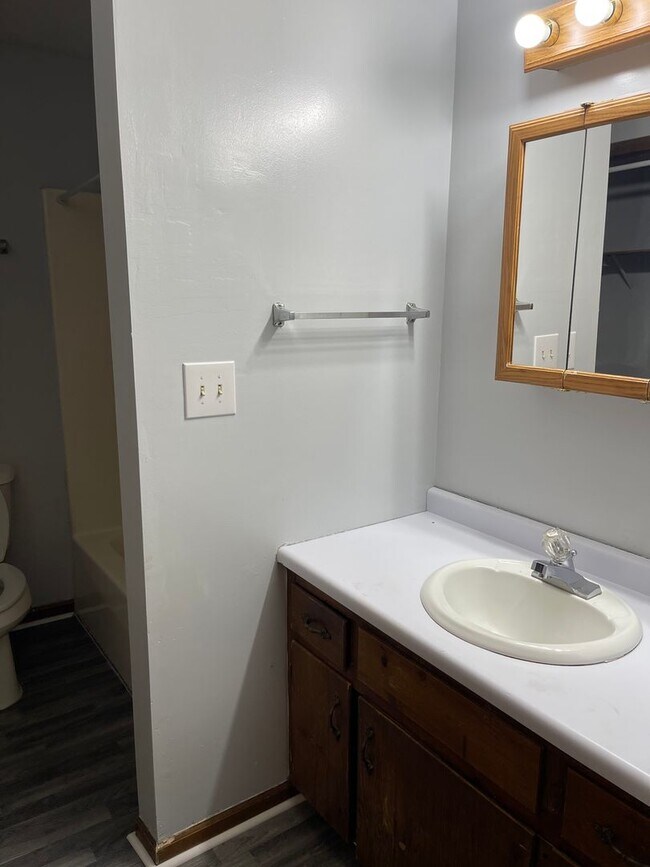 Building Photo - 2 BR 1 BA Eastside Duplex!