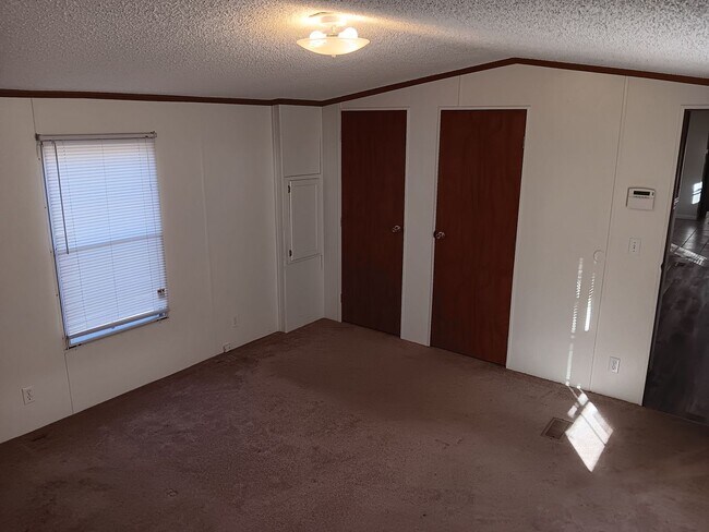 Building Photo - AVAILABLE NOW!