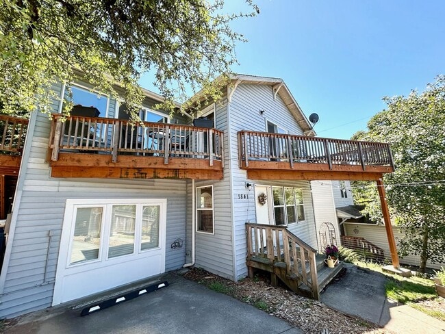 Building Photo - PRAGER DUPLEX