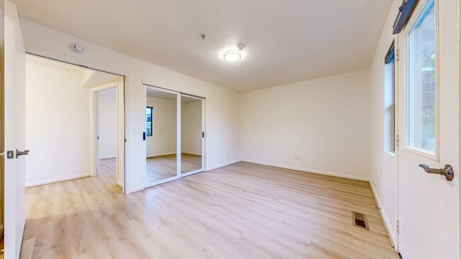 Building Photo - Bright and Beautiful 4 bedroom 2.5 Bath with large enclosed back yard and close proximity to Mari...