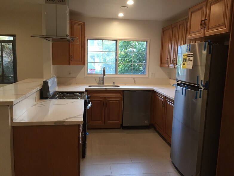 Building Photo - 954 S Barrington Ave