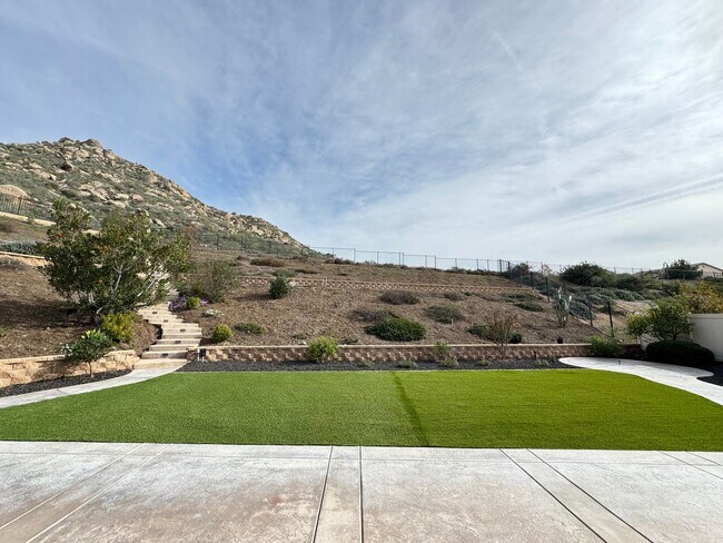 Building Photo - Beautiful 5Bd/3.5Ba Home in Cul-de-Sac in Riverside w/new Turf Back Yard and New Carpet!