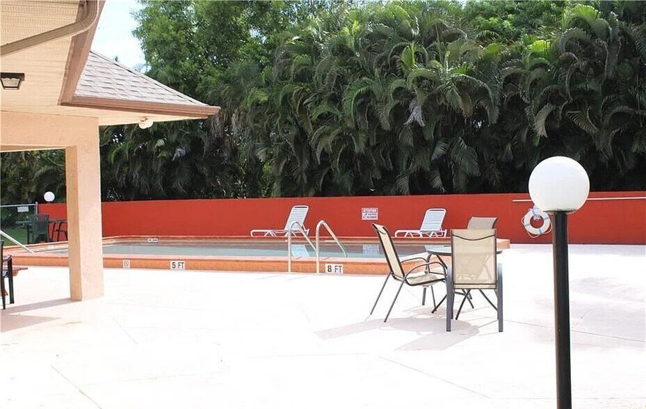 Building Photo - 203 SE 15th Pl