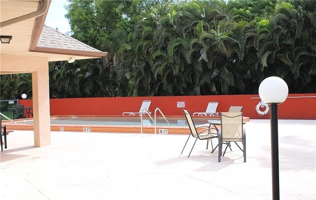 Building Photo - 203 SE 15th Pl