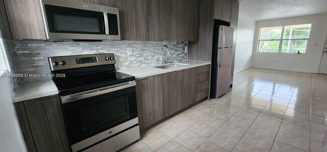 Building Photo - 605 W 68th St
