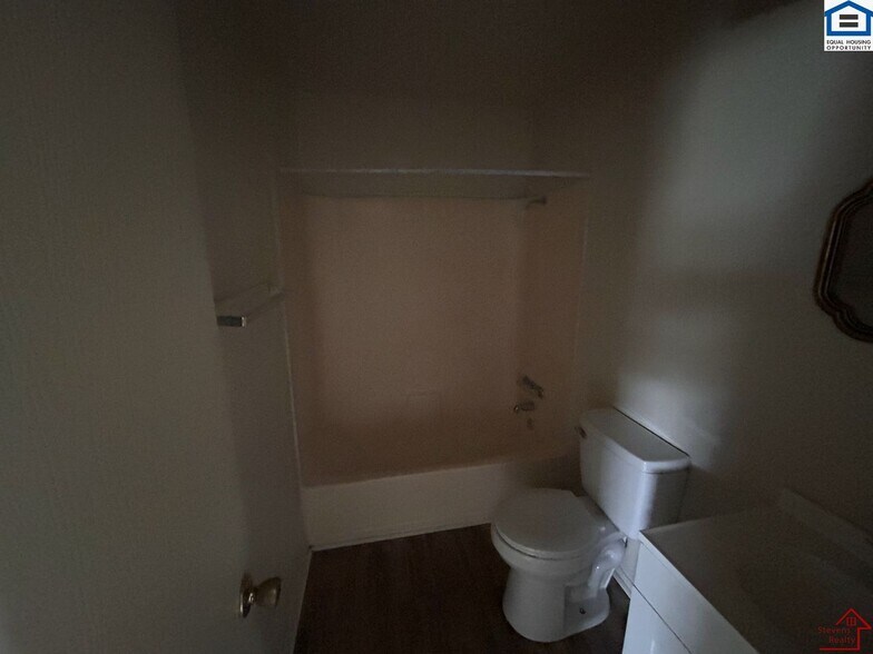 Building Photo - 1502 NW Kingsbury Ave