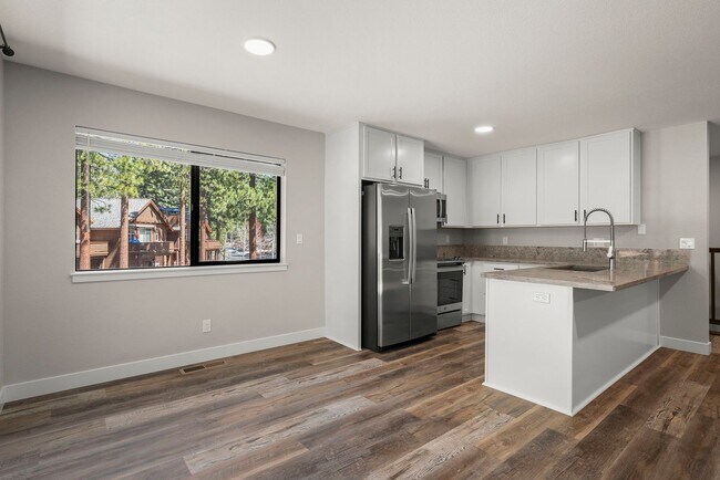 Building Photo - 647 Village Blvd