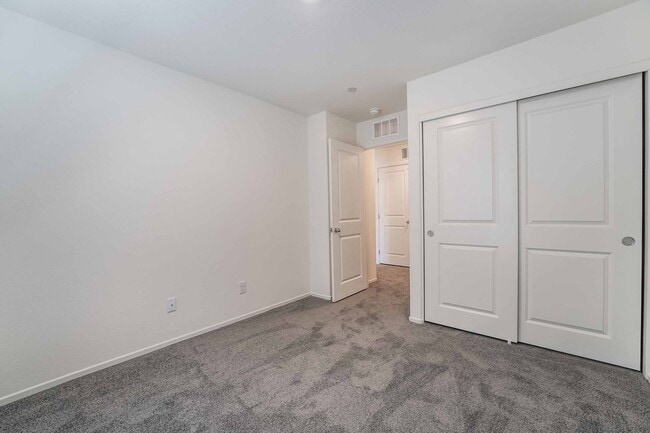 Building Photo - Stylish Townhome Living: Luxury and Comfort!
