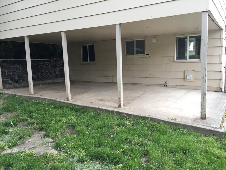 Building Photo - 245 SW Arbor St