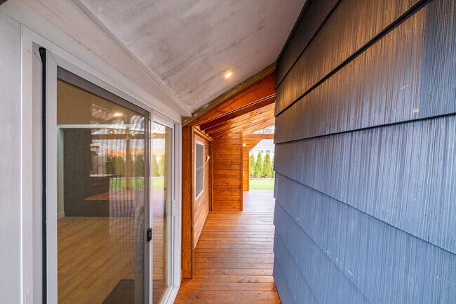 Building Photo - Charming 3-Bed 2 Bath Home with Spectacula...