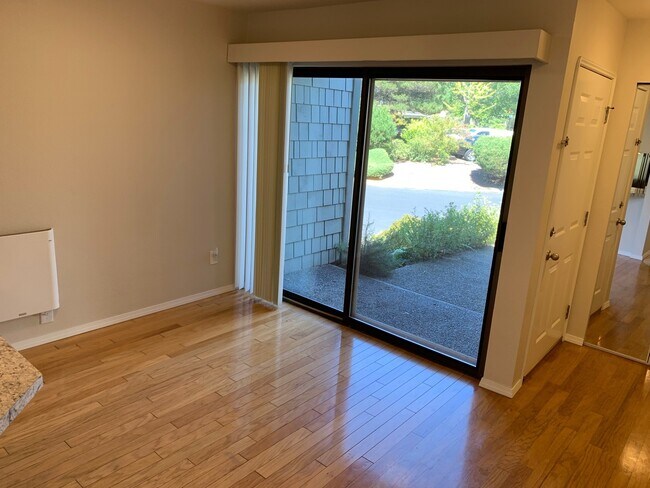 Building Photo - LakeView, Mount lake terrace - 2 bed 1.5 b...