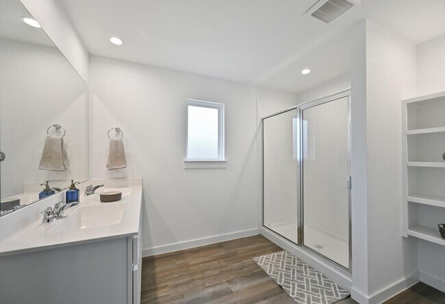 Building Photo - 1139 Hughes Crossing Dr
